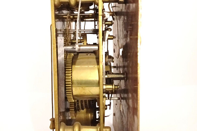 Pohled do útrob hodin; nepodléhá CC