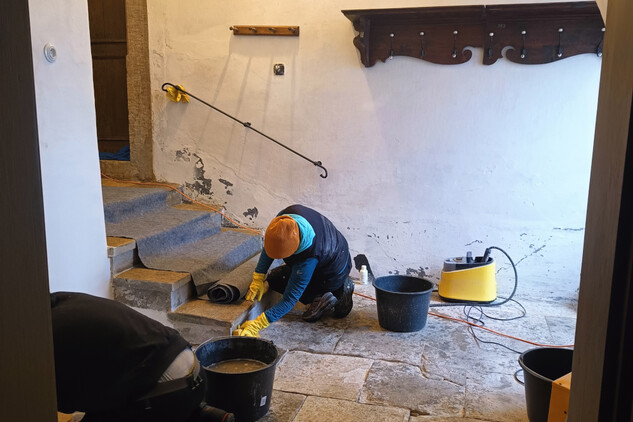 Čištění a údržba schodiště do zámecké kuchyně, nepodléhá CC