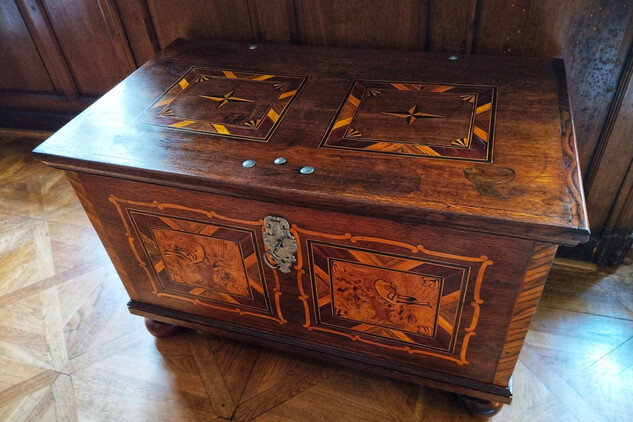 Nově zrekonstruovaná barokní truhla z druhé poloviny 17. století, nepodléhá CC