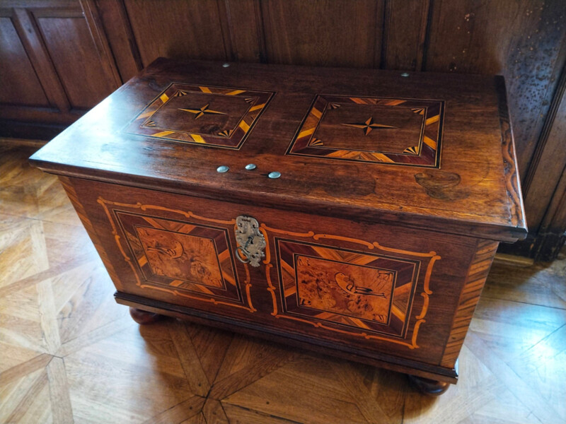 Nově zrekonstruovaná barokní truhla z druhé poloviny 17. století, nepodléhá CC