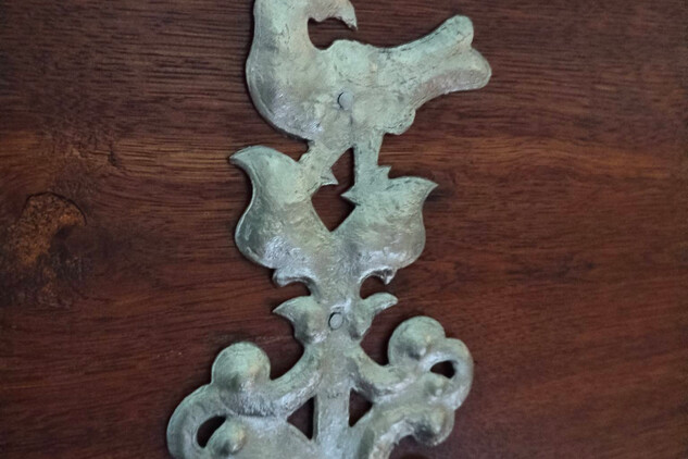 Kované zdobení na boku s motivem ptáků, nepodléhá CC