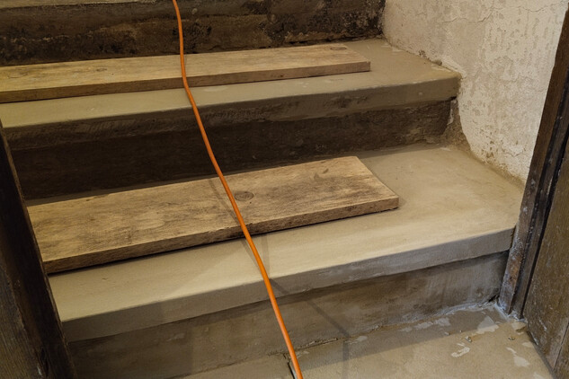 Opravené opukové stupnice před finální úpravou, nepodléhá CC