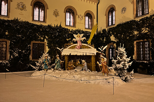 Na Sychrovském nádvoří nechybí betlém