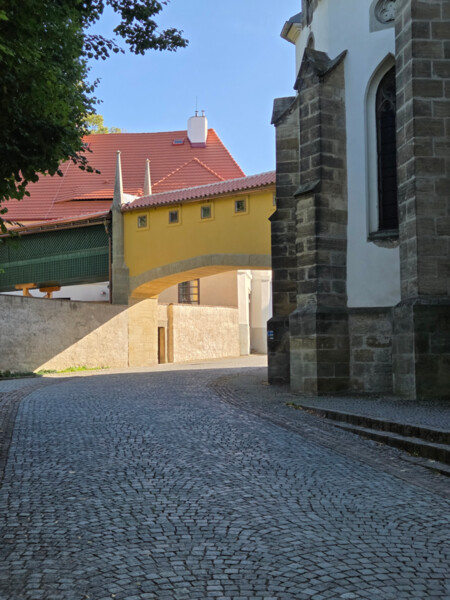 Obnovená nadzemní chodba