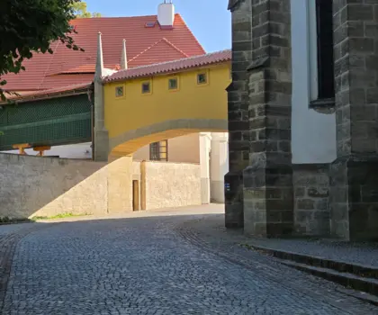 Obnovená nadzemní chodba